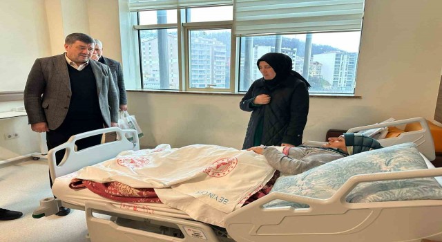 Belediye Başkanı Şenlikoğlu, depremzedeleri hastanede ziyaret etti