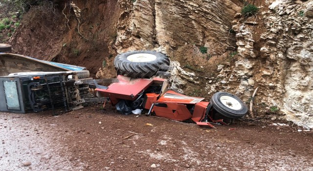 Belediyeye ait traktör kaza yaptı 1 yaralı