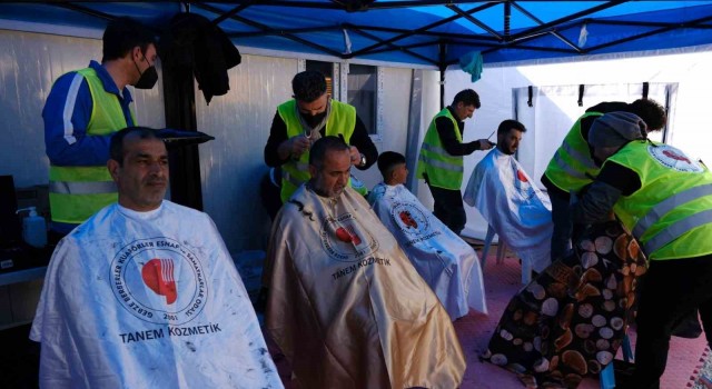 Berberler ve kuaförlerden depremzedelere ücretsiz tıraş