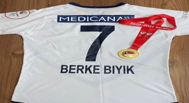 Berke Bıyık, depremzedelere yardım için formasını 18 bin TLye sattı