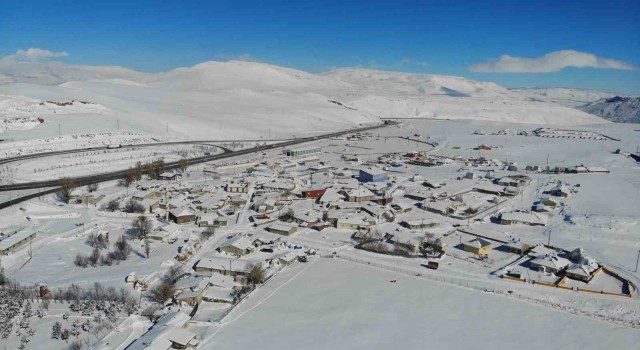 Beyaza bürünen mahalle dron ile görüntülendi
