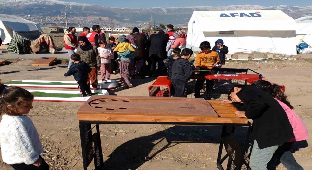 Beyoğlu Belediyesinin mobil oyun parkuru depremzede çocukların yüzünü güldürdü