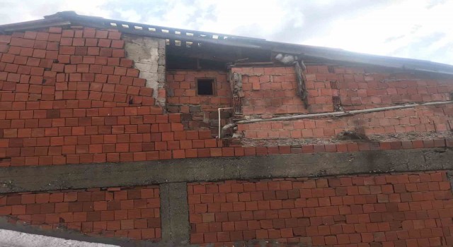 Beyoğlunda çatı katındaki tuğlalar bitişikteki binanın üzerine düştü