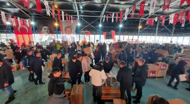 Beyoğlunda deprem için 7den 70e yardım seferberliği