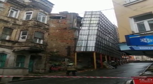Beyoğlunda kuvvetli rüzgarda sallanan iskele korkuttu