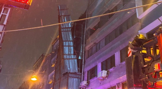Beyoğlunda şiddetli rüzgar nedeniyle çelik saclarla kaplı olan dış cephe yerinden koptu