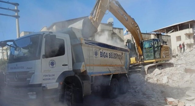 Biga Belediyesinin personel ve iş makineleri deprem bölgesinde