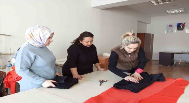 Bilecikli kadınlar depremzede çocuklar için polar dikmeye başladı