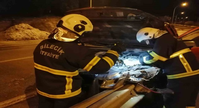 Bilecikte bariyerlere çarpan aracın sürücüsü yaralandı