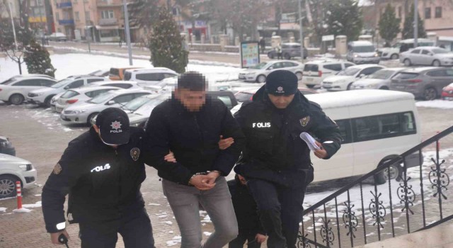 Bilecikte Halkı yanıltıcı bilgiyi alenen yayma suçundan bir kişi gözaltına alındı