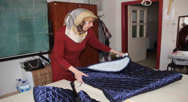 Bilecikte kadınlar depremzedeler için uyku tulumu üretiyorlar