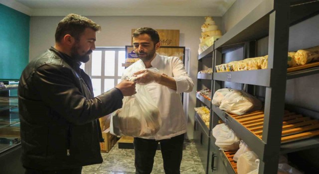 Bin 960 depremzedeye 7 bin 240 ekmek üretilerek ücretsiz dağıtıldı