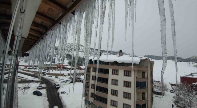 Bingölde 1,5 metrelik buz sarkıkları oluştu