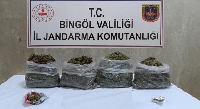 Bingölde araç içerisinde uyuşturucu ele geçirildi: 3 gözaltı