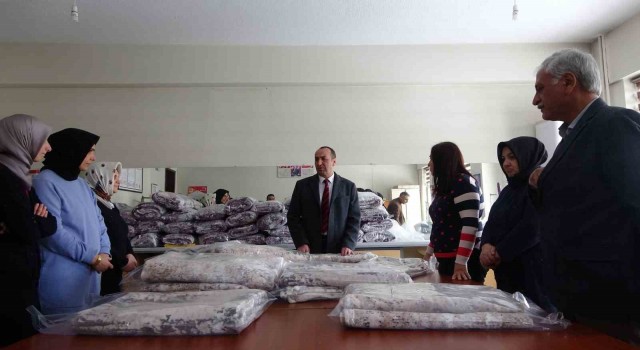 Bingölde depremzedeler için battaniye üretimi başladı