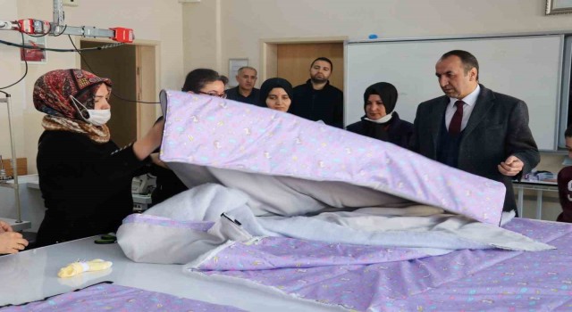 Bingölde depremzedeler için uyku tulumu dikiliyor