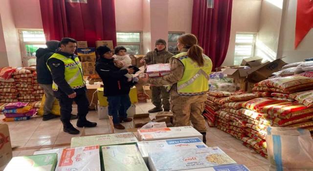 Bingölde jandarma ekiplerinin topladığı yardımlar, depremzedelere gönderildi