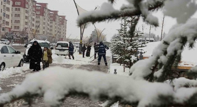 Bingölde kar yağışı etkili oldu, şehir beyaza büründü