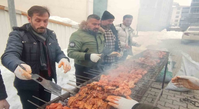 Bingölde mangallar depremzedeler için yandı