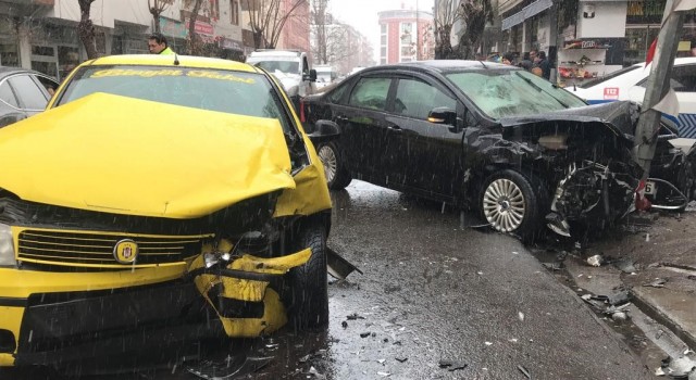 Bingölde trafik kazası: 3 yaralı