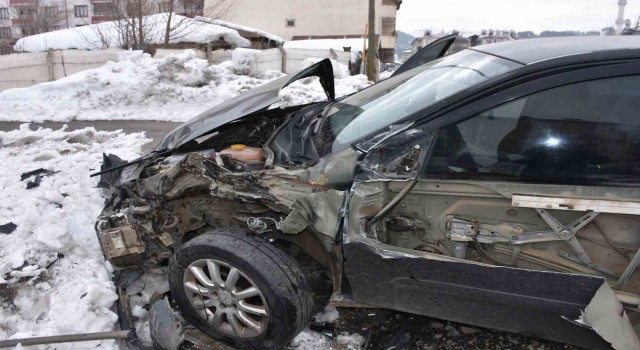 Bingölde tren otomobile çarptı, faciadan dönüldü