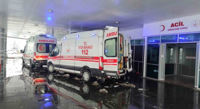 Bingölde yolcu otobüsü devrildi: 12 yaralı