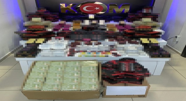 Binlerce cinsel içerikli ürünle yakalandılar