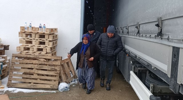 Bir elinde baston, bir elinde ördüğü patiklerle yardıma koştu