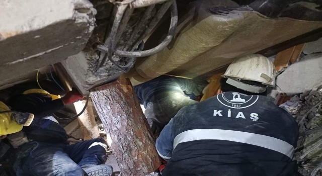 Bir güzel haber daha: Enkaz altından bir kişi daha sağ kurtarıldı