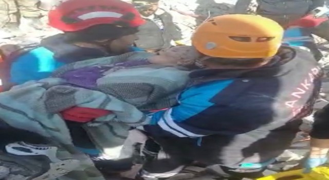 Bir yaşındaki Ela kurtarıldı, dışarı çıkınca uykuda esnedi