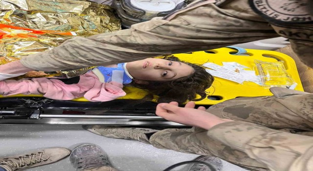 Bitlis JÖH, 160 saat sonra enkazdan Aysimayı sağ olarak çıkardı