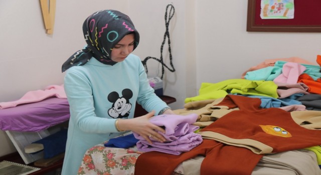 Bitlisli kadınlar depremzedeler için giysi dikiyor