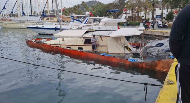 Bodrum Limanında bağlı tur teknesi battı