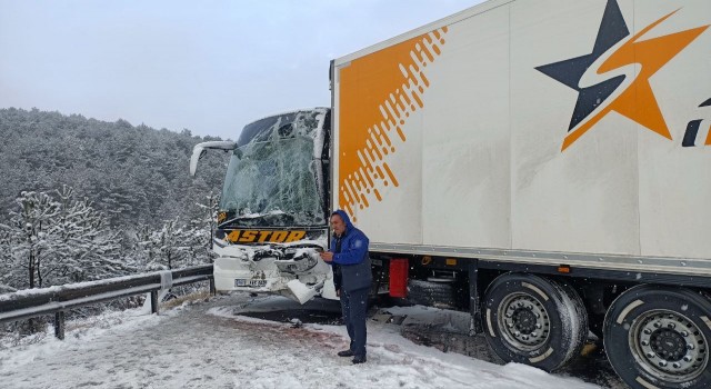 Boluda kar yağışı sebebiyle kayganlaşan yolda 6 araç zincirleme kazaya karıştı: 5 yaralı