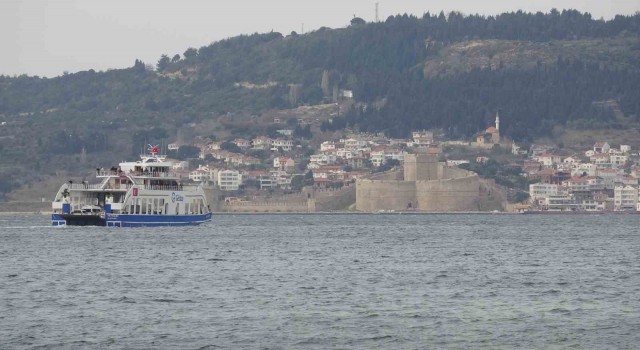 Bozcaada ve Gökçeadaya fırtına nedeniyle tüm feribot seferleri iptal edildi