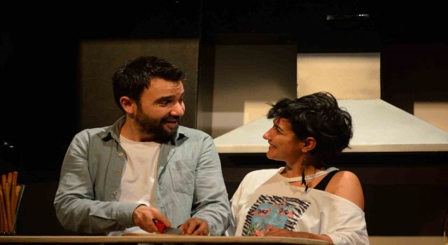 Bozüyük Belediye Tiyatrosunun “Ayrılık” adlı oyunu güldürmeye devam ediyor