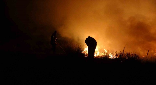 Burdur Gölü kenarındaki sazlık alanda aynı anda 3 yangın