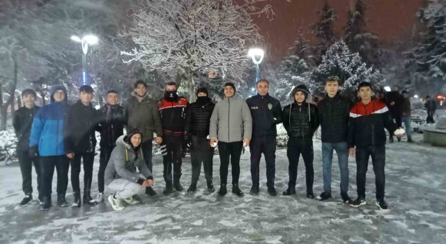Burdurda beklenen kar yağdı, öğrenciler sokağa döküldü
