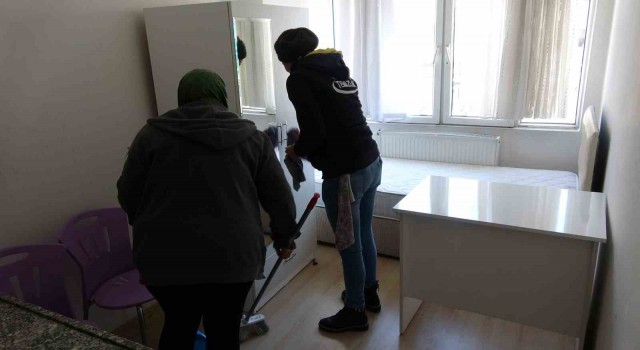 Burdurda depremzedeler için hazırlanan evleri gönüllü olarak temizliyorlar