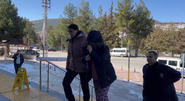 Burdurda depremzedeler için toplanan malzemeleri çalarken yakalanan kadın tutuklandı