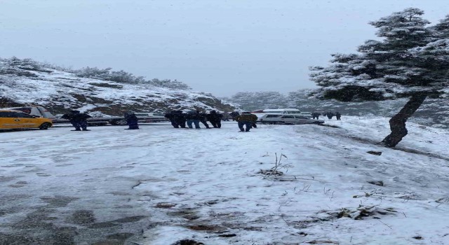 Burdurda kar yağışına hazırlıksız yakalanan sürücüler yollarda kaldı