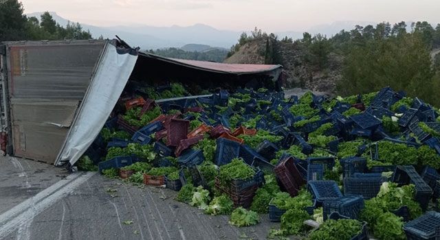Burdur'da sebze yüklü tırın devrilmesi sonucu 1 kişi öldü