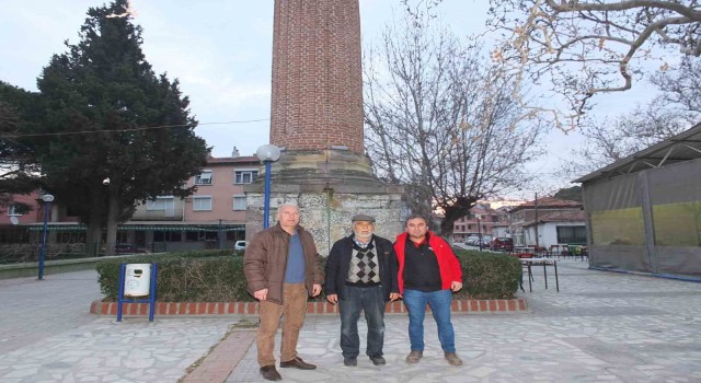 Burhaniyede camisiz minare ilgi odağı oldu
