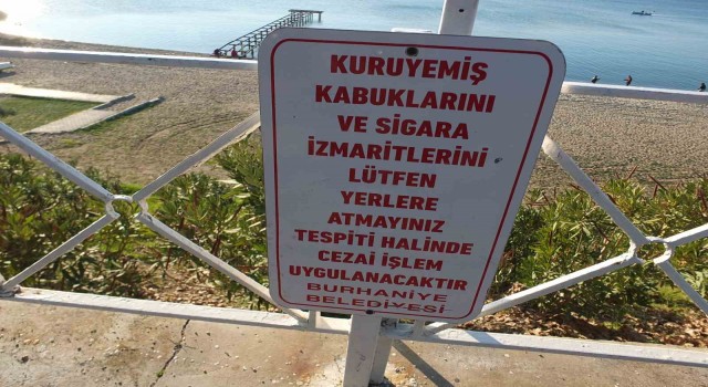 Burhaniyede şaka gibi uyarı levhası