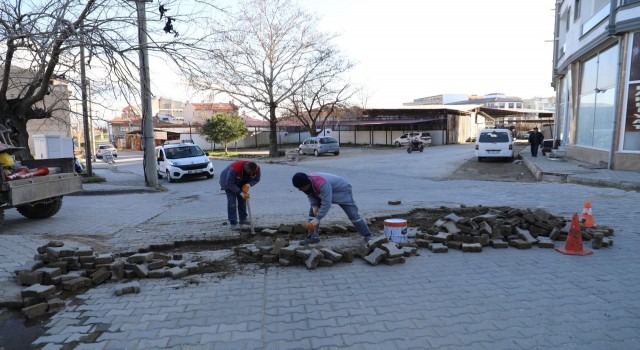 Burhaniyede yol yenileme çalışmaları devam ediyor