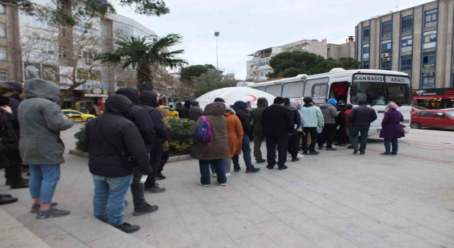 Burhaniyeliler kan bağışı için kuyruk oldular
