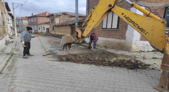 Burhaniyenin kırsal mahallelerinde yol çalışmaları devam ediyor