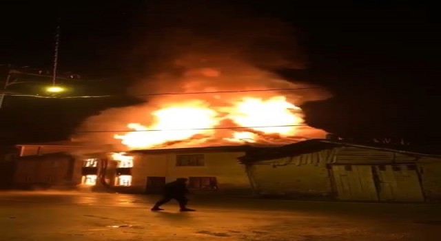 Bursada 2 katlı ev alev alev yandı