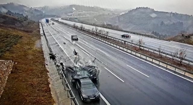 Bursada 4 kişinin feci şekilde öldüğü kaza anı kamerada
