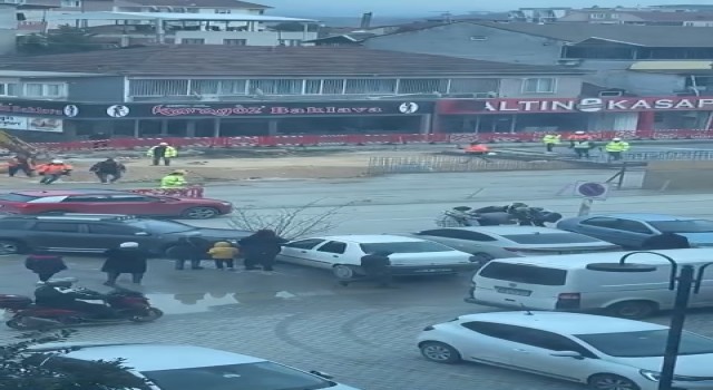 Bursada husumetli sürücüler önce birbirlerine çarptı, ardından tekme tokat kavga etti